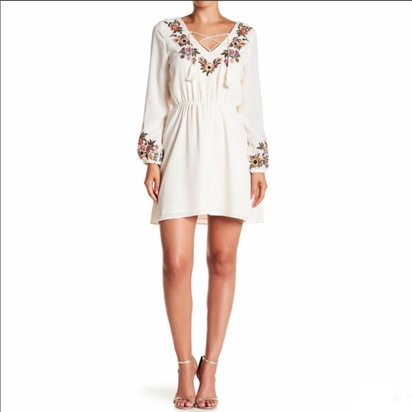 cupcakes & cashmere Dresses & Skirts - Cupcakes and Cashmere Valeria Embroidered dress M